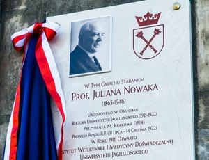 Obrazek przedstawia tablicę pamiątkową Prof.Juliana Nowaka